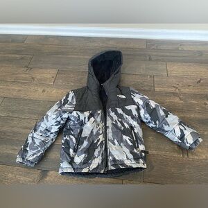 Boys North Face reversible jacket - Size 5